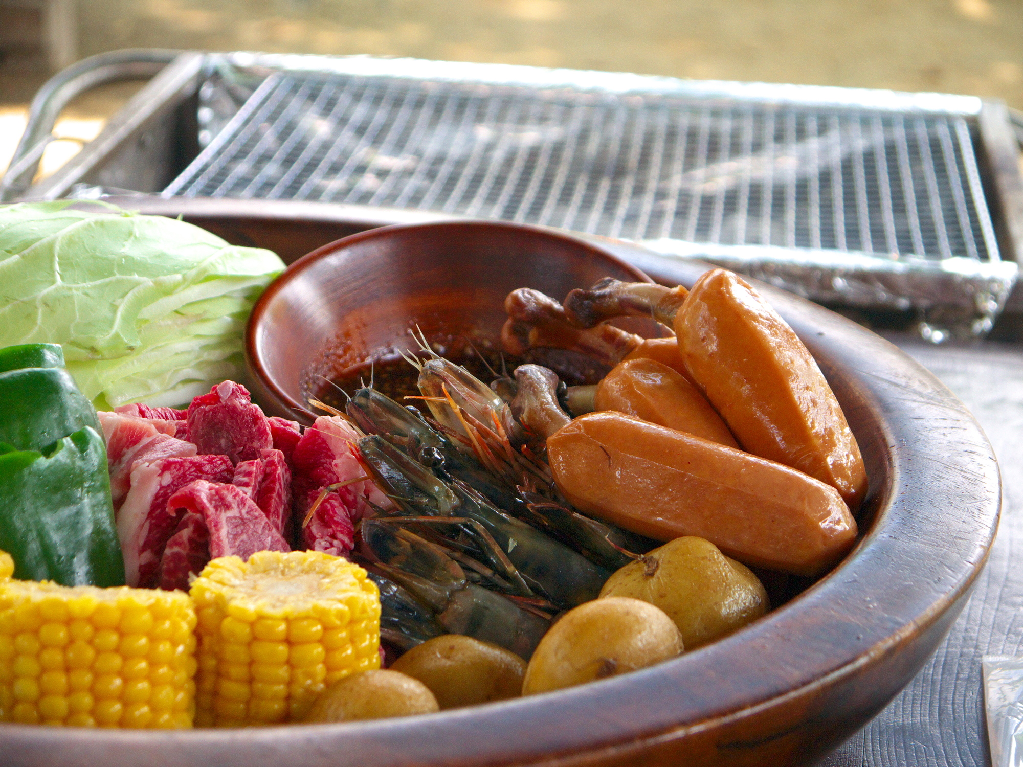 牛肉と野菜、海鮮の盛り合わせ