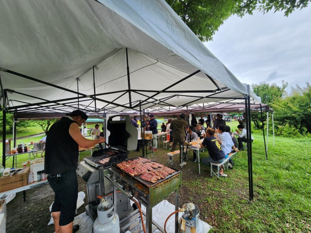 BBQを楽しむ人々