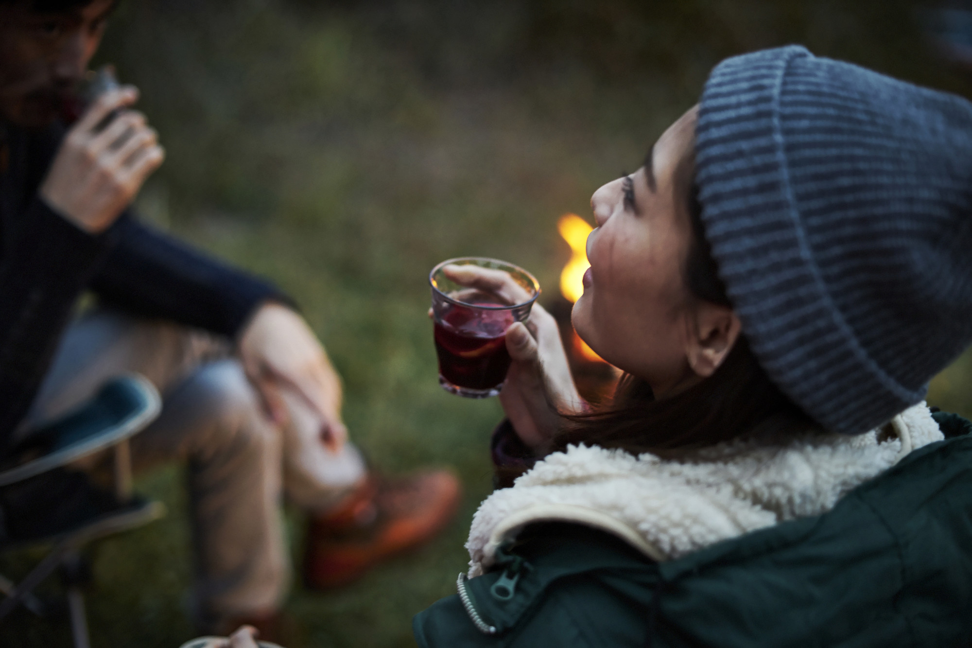 外でホットドリンクを楽しむ