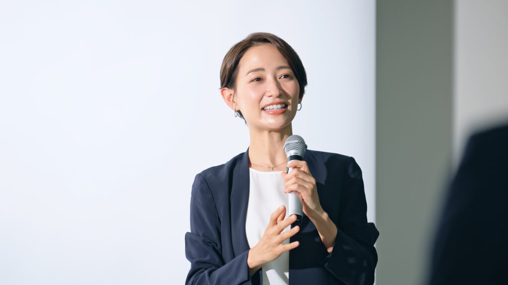 講義を行う女性のイメージ