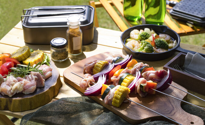 野外でBBQをする様子