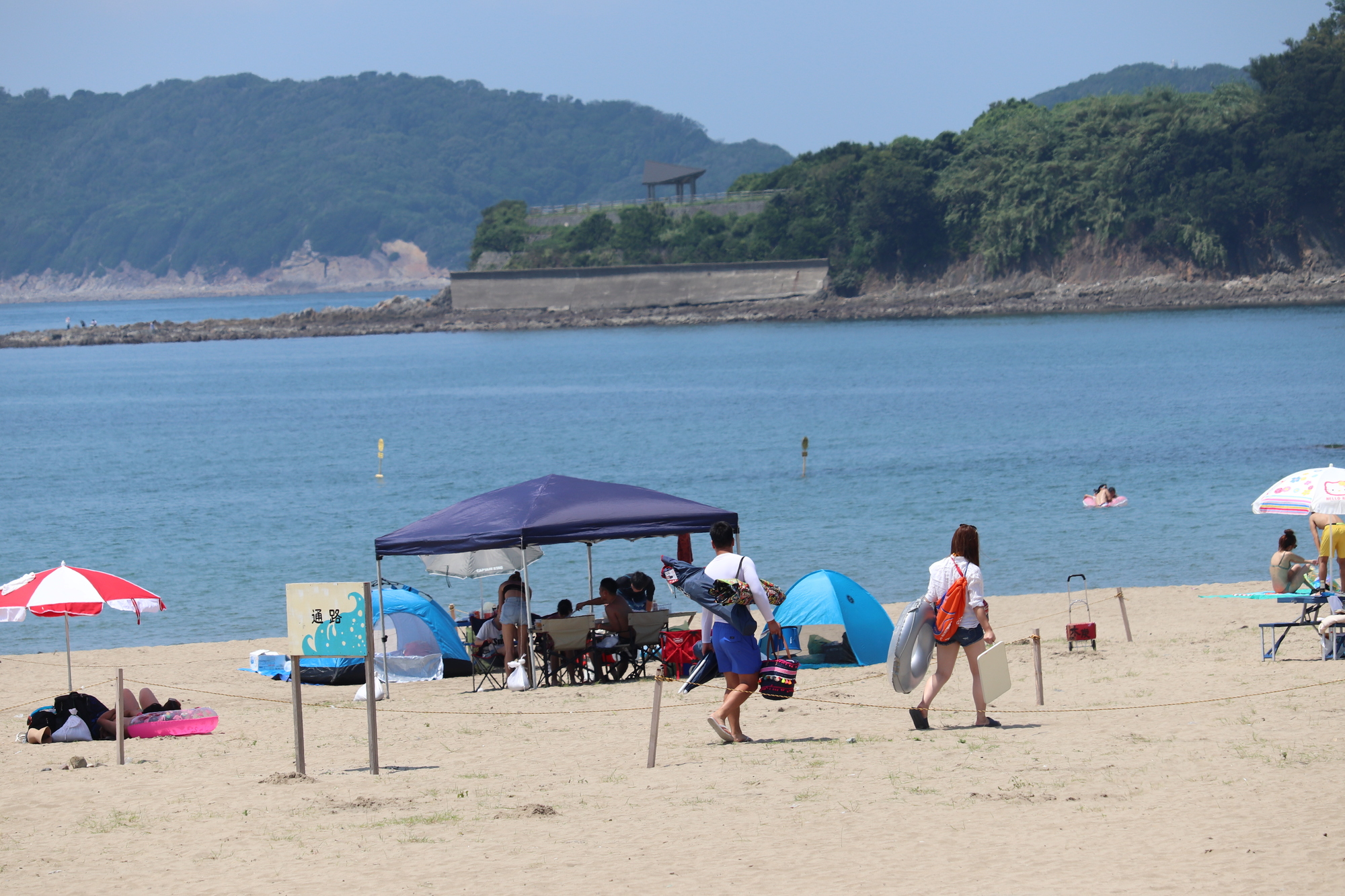 海水浴場で楽しむ人々の様子