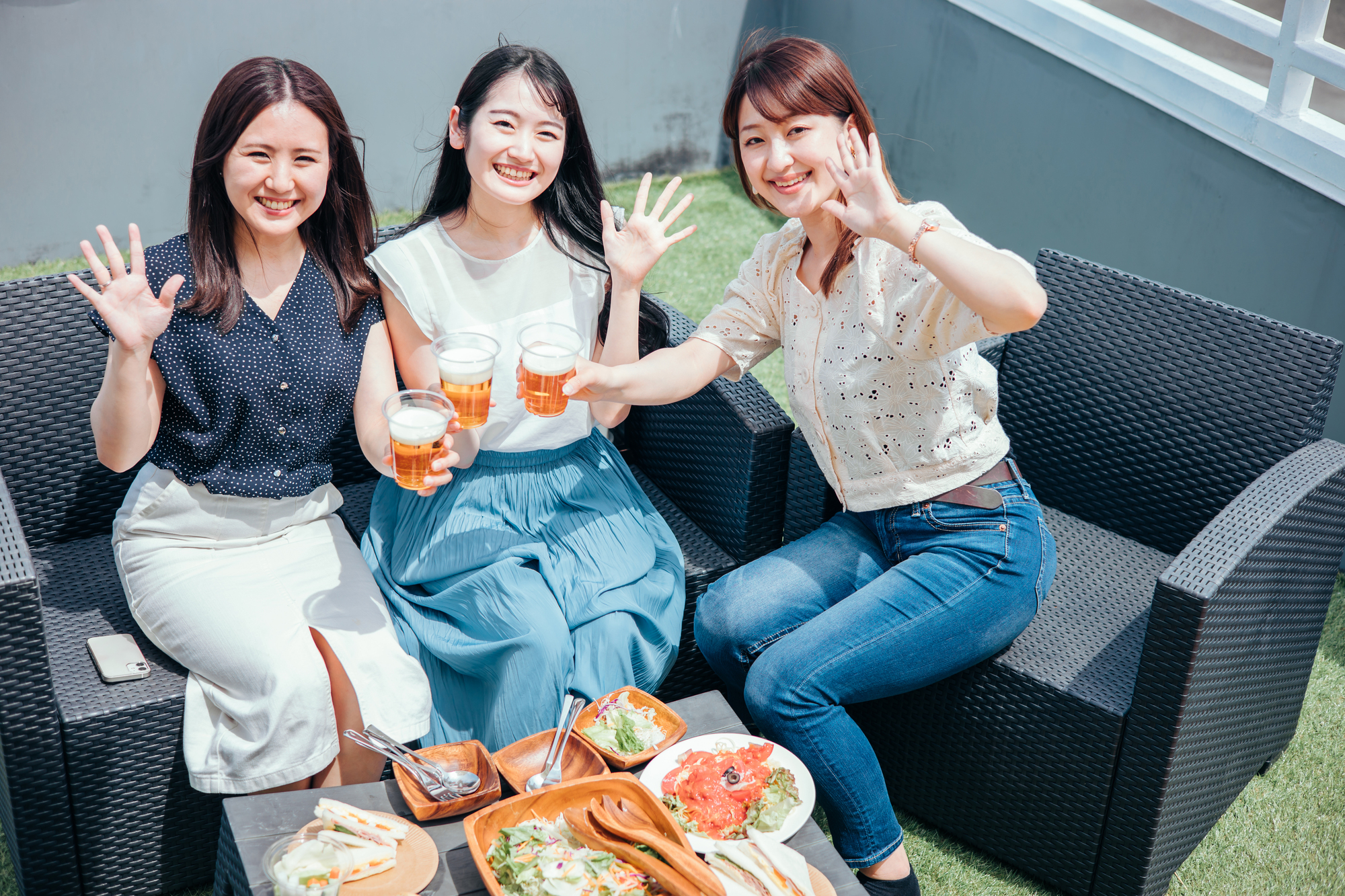 屋外で食事を楽しむ女性3人組