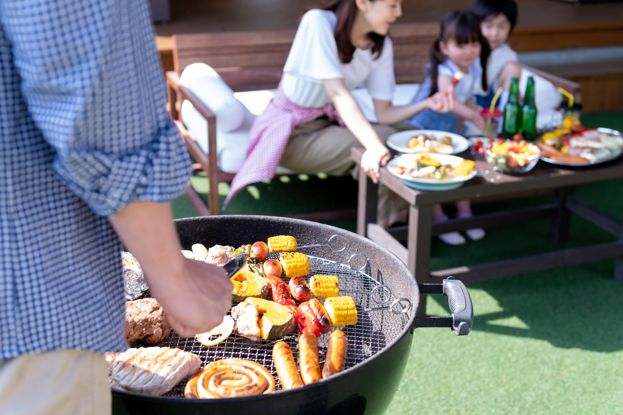 BBQを楽しむ家族とBBQコンロ