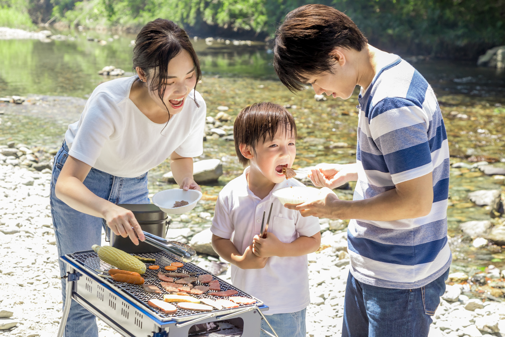 親子3人でBBQをする様子