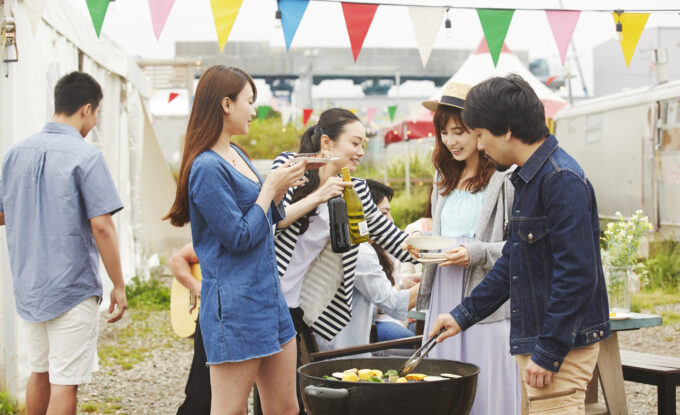外でBBQを楽しむ若者たち