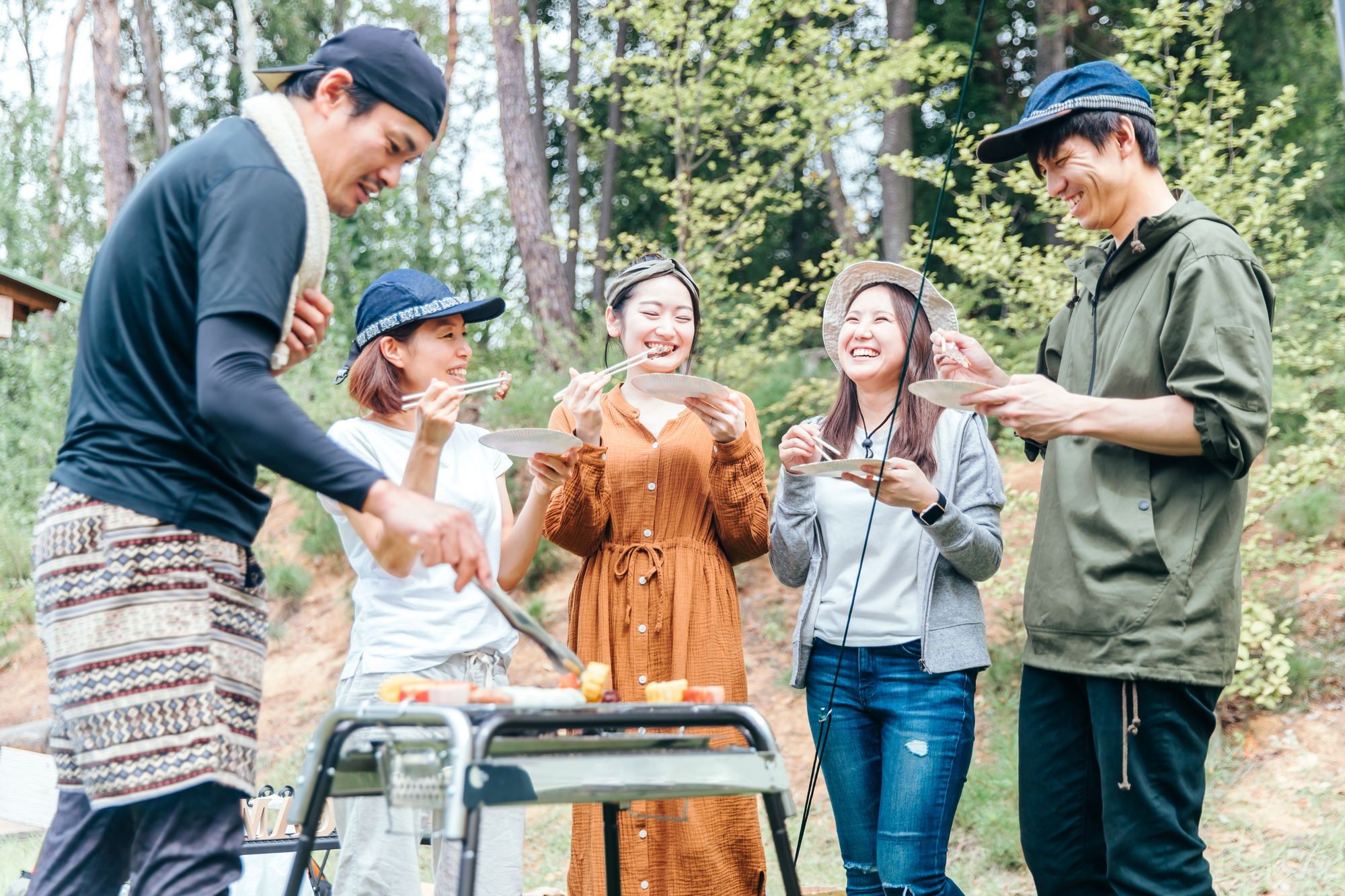 自然の中でBBQを楽しむ仲間