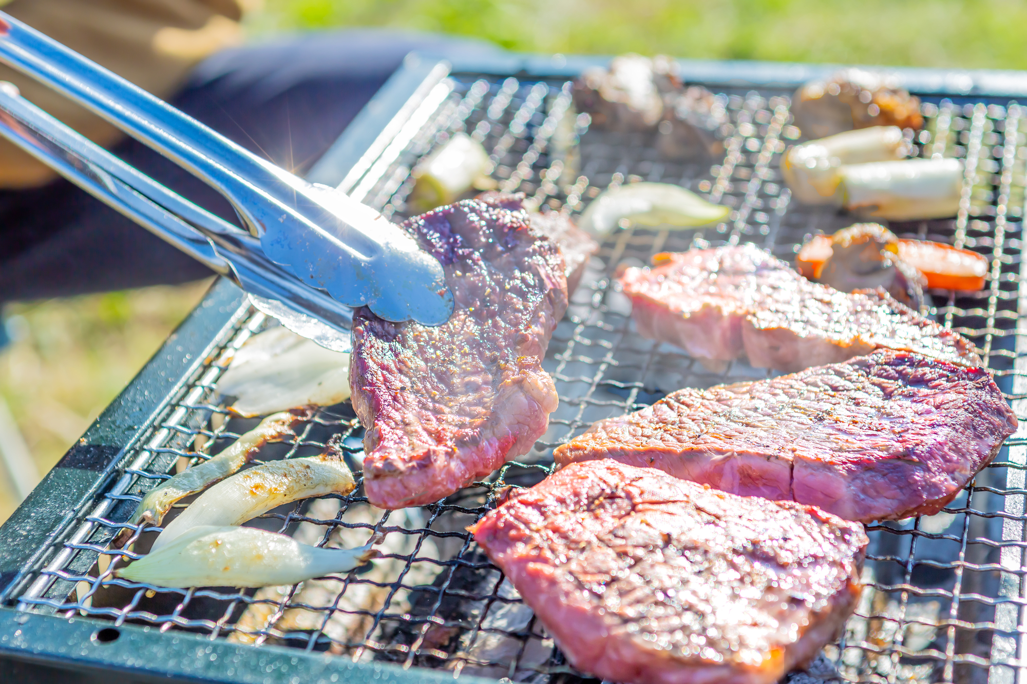 お肉を焼く様子