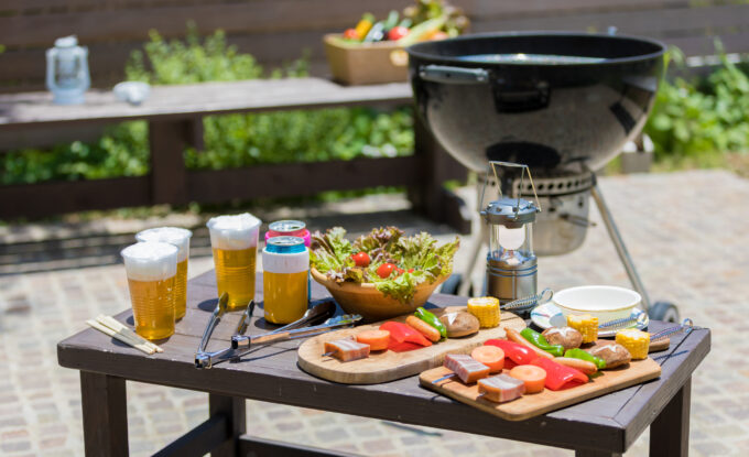 BBQグリルと食材とビール