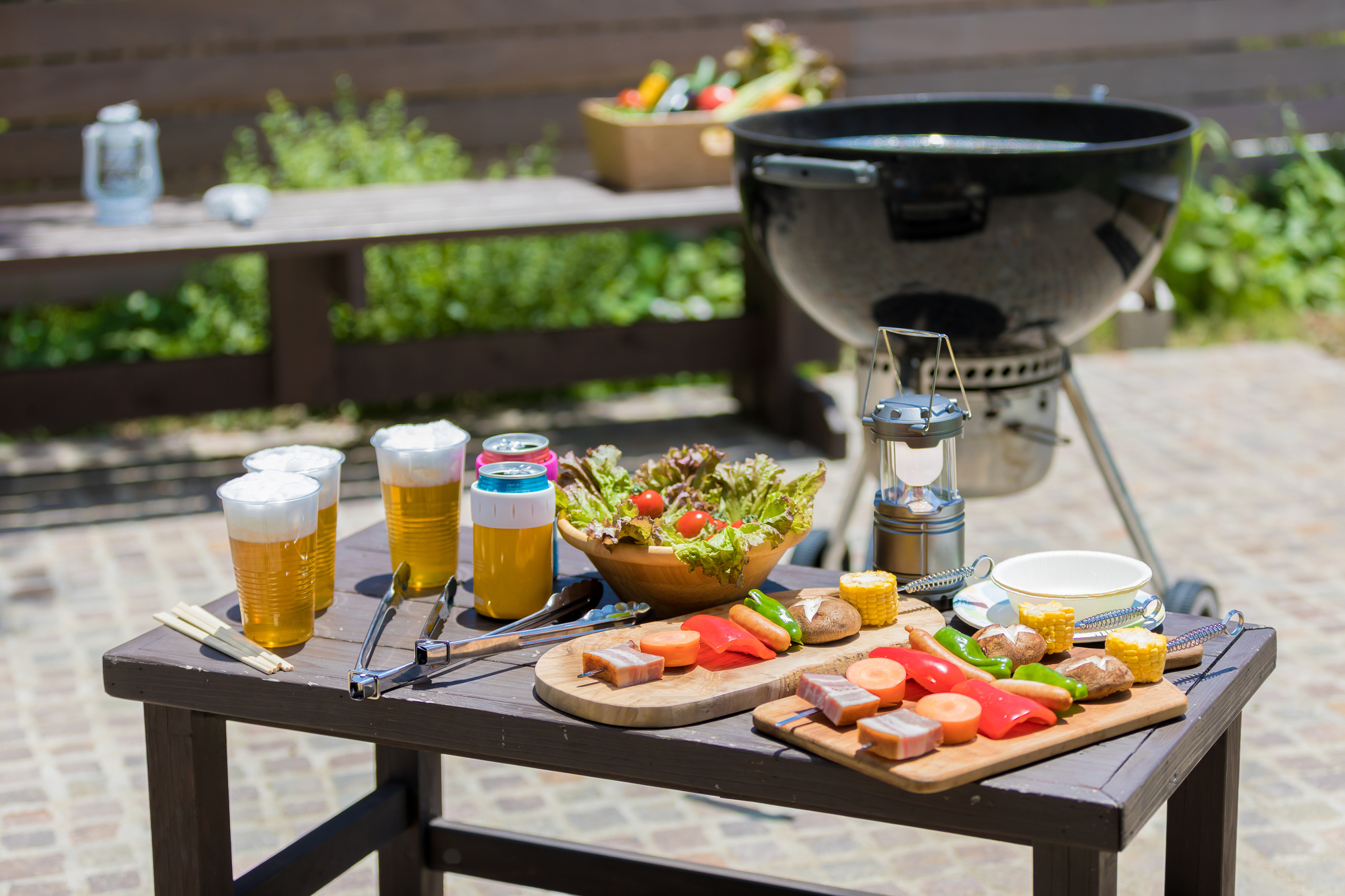 BBQグリルと食材とビール