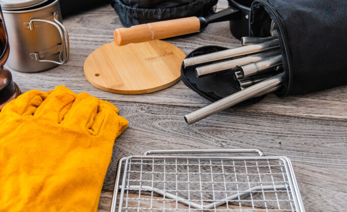 黄色い軍手とアウトドア用品