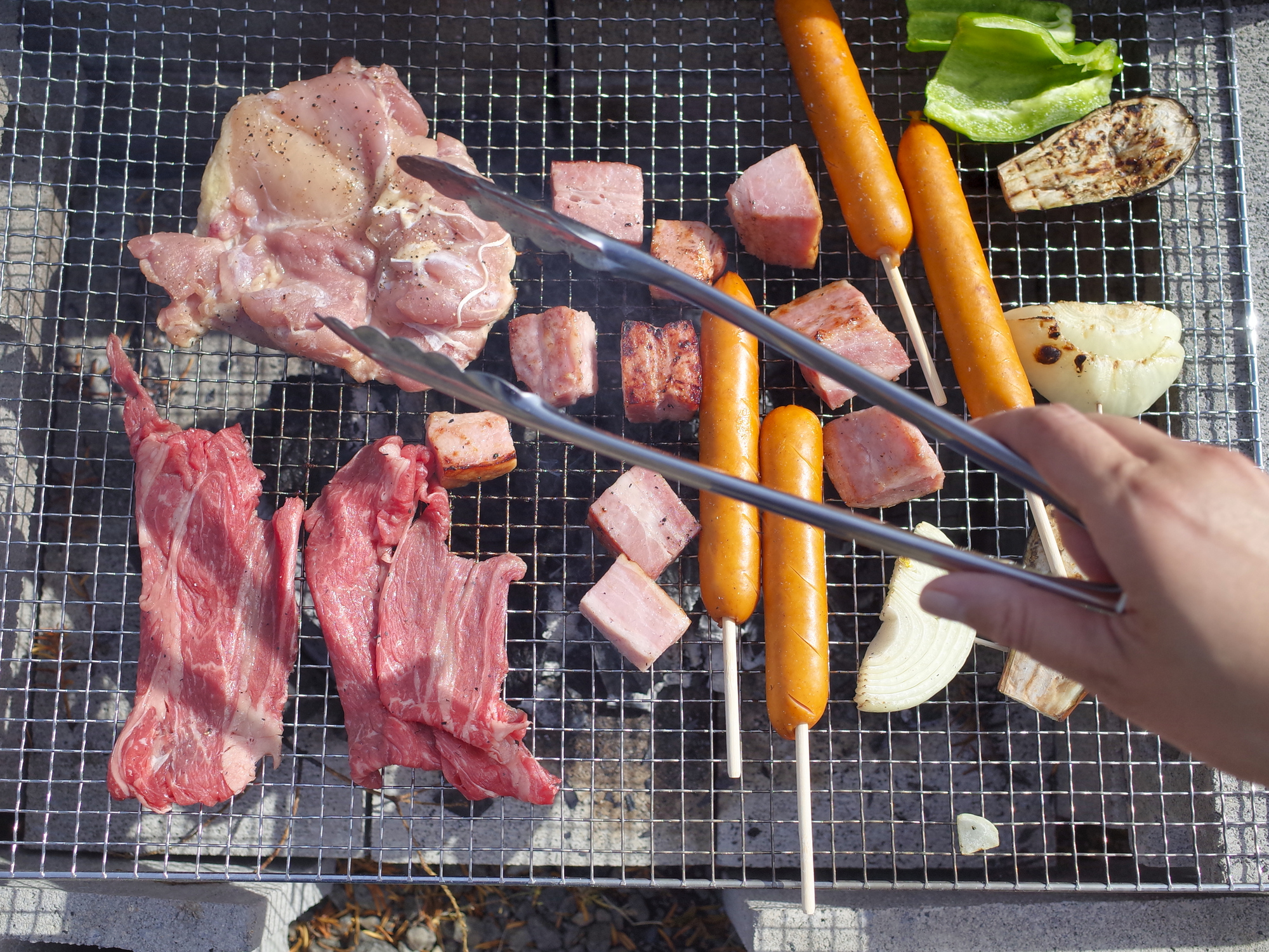 トングとBBQの食材