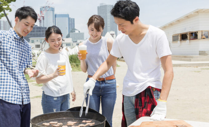 野外でBBQをする若者たち