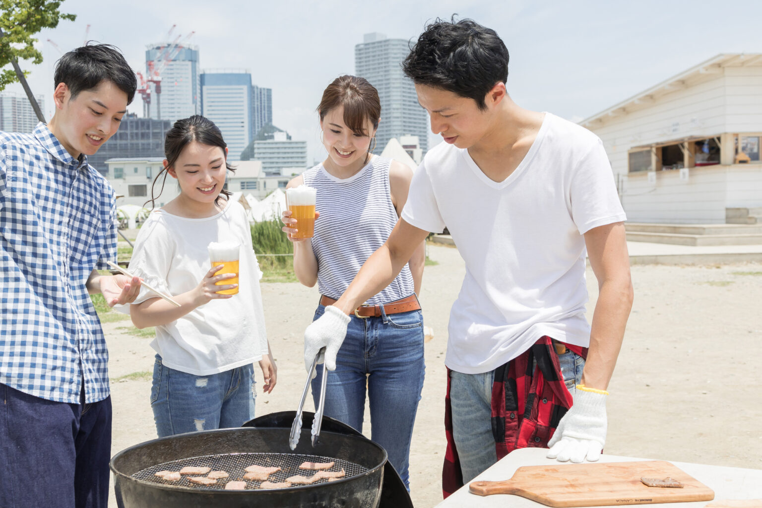 野外でBBQをする若者たち