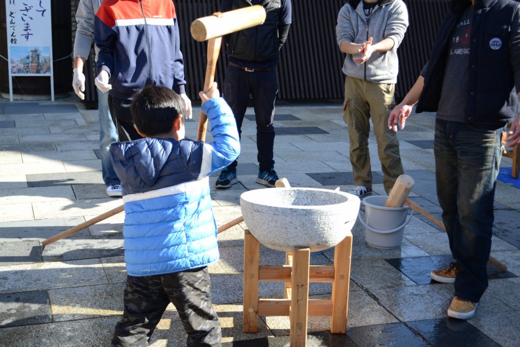 子供が餅つきをする様子