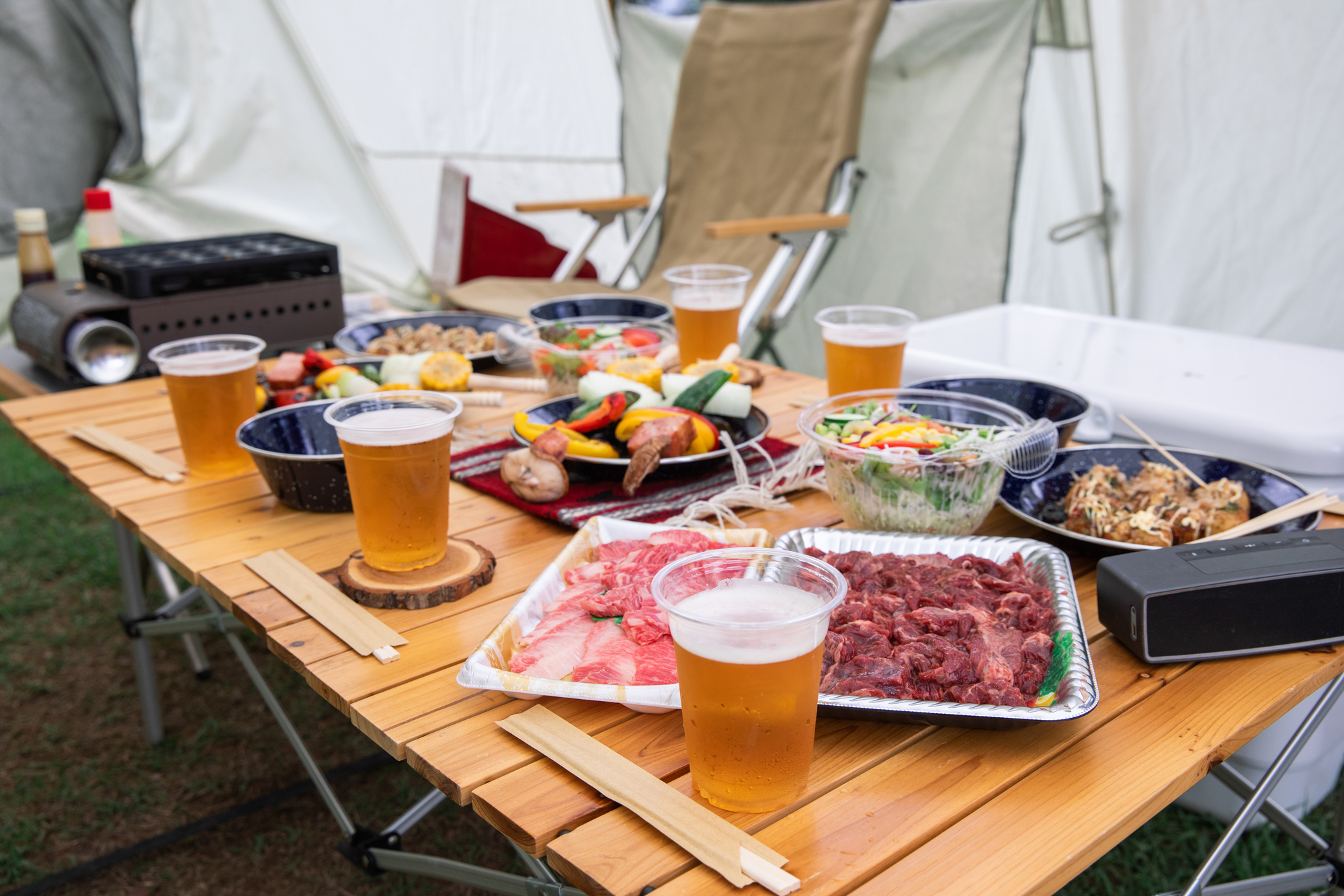 屋外でBBQをする様子