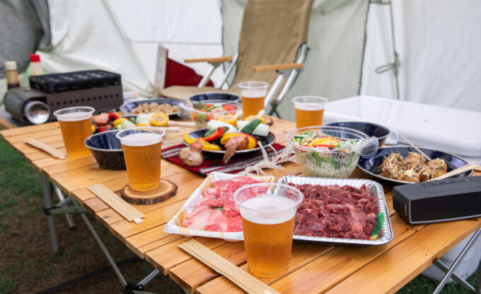 野外でBBQをする様子