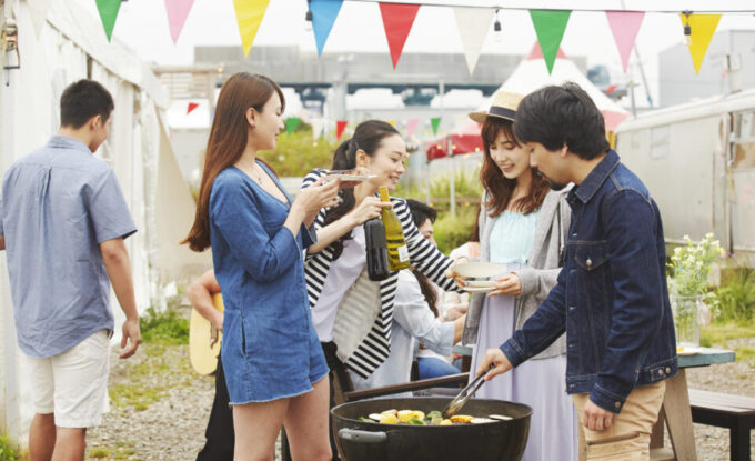 若者がBBQをする様子