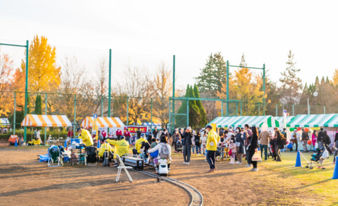 屋外でイベントを行う様子
