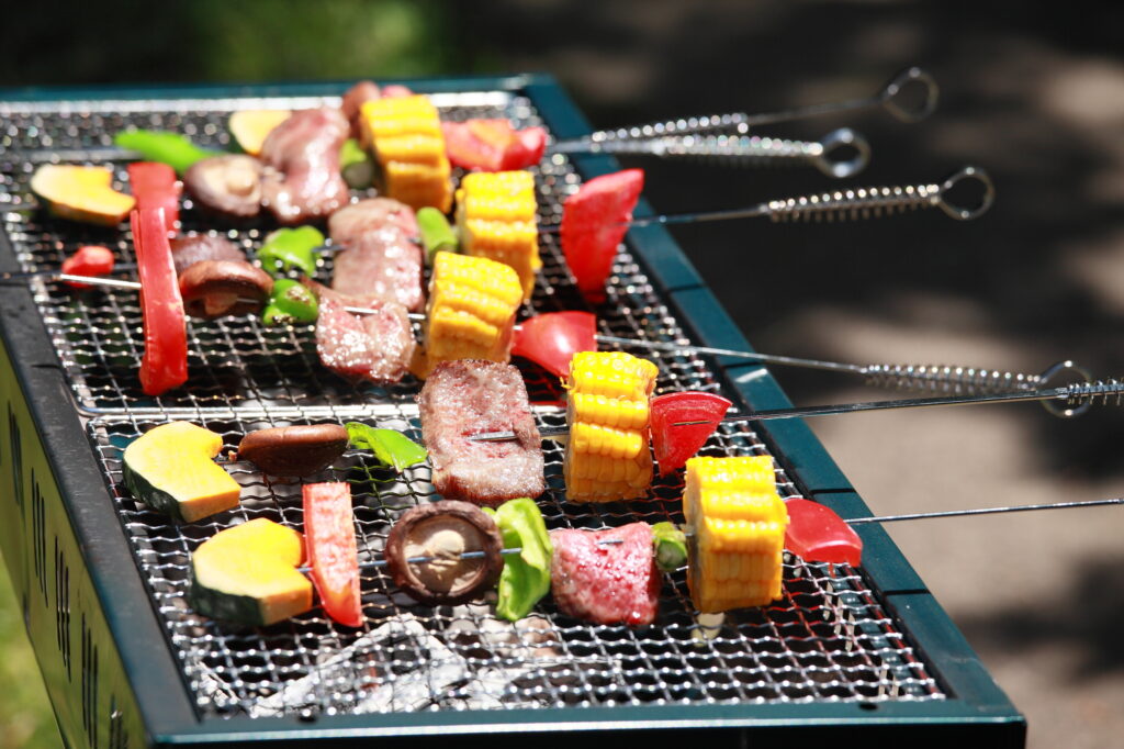 グリルで焼き上げるBBQ串