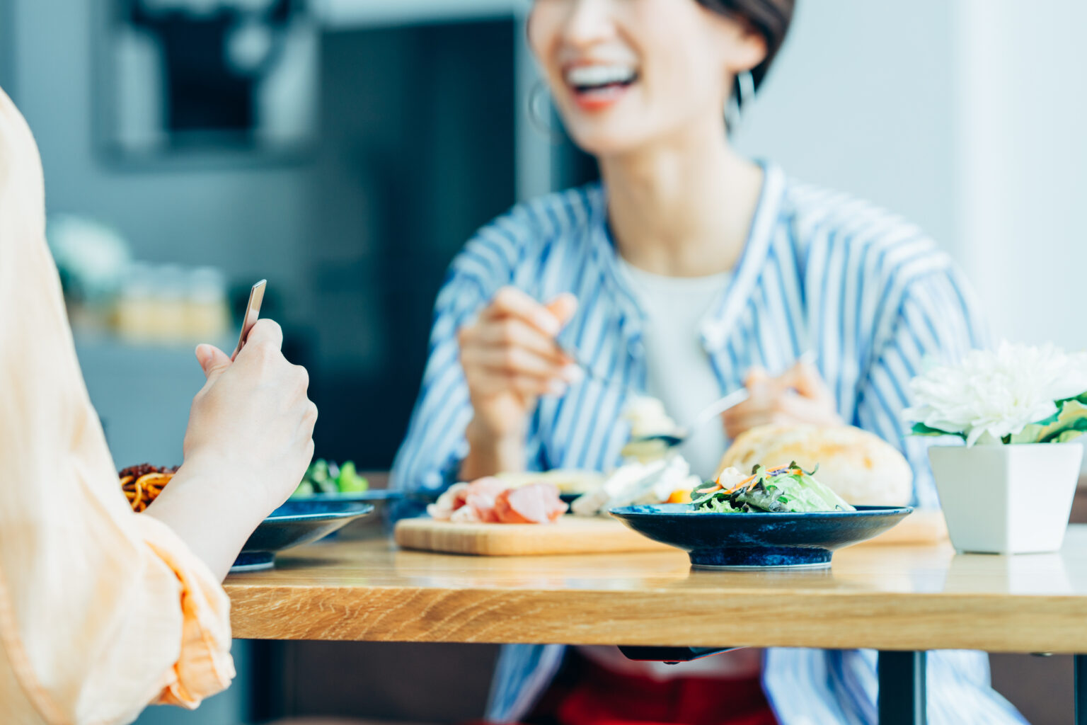 食事を楽しむ女性