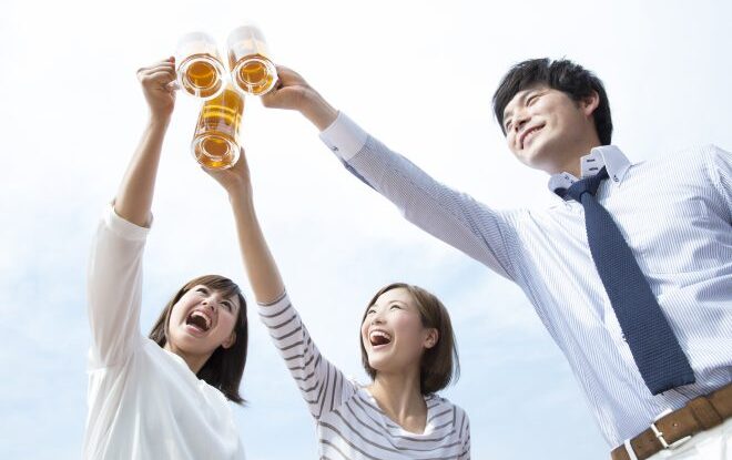 乾杯する若者