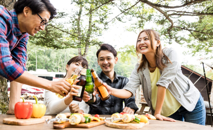 野外で乾杯する若者