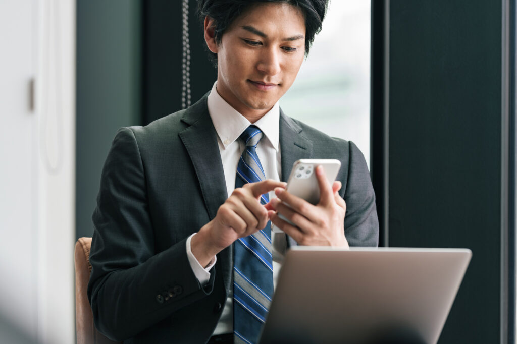 スマホをチェックする男性