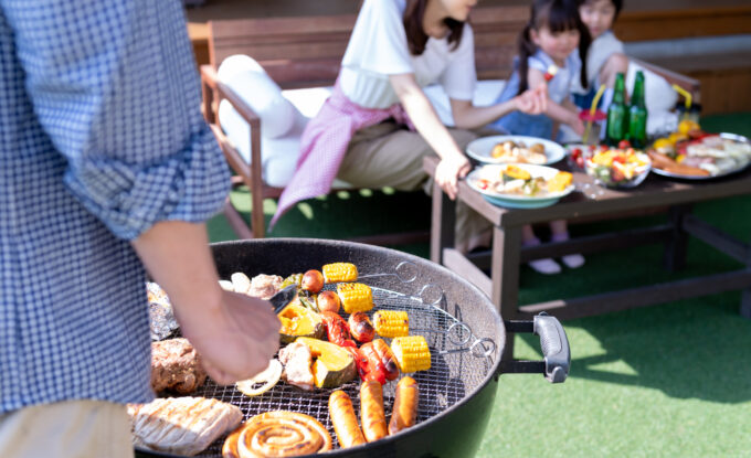 家族で野外BBQをしている様子