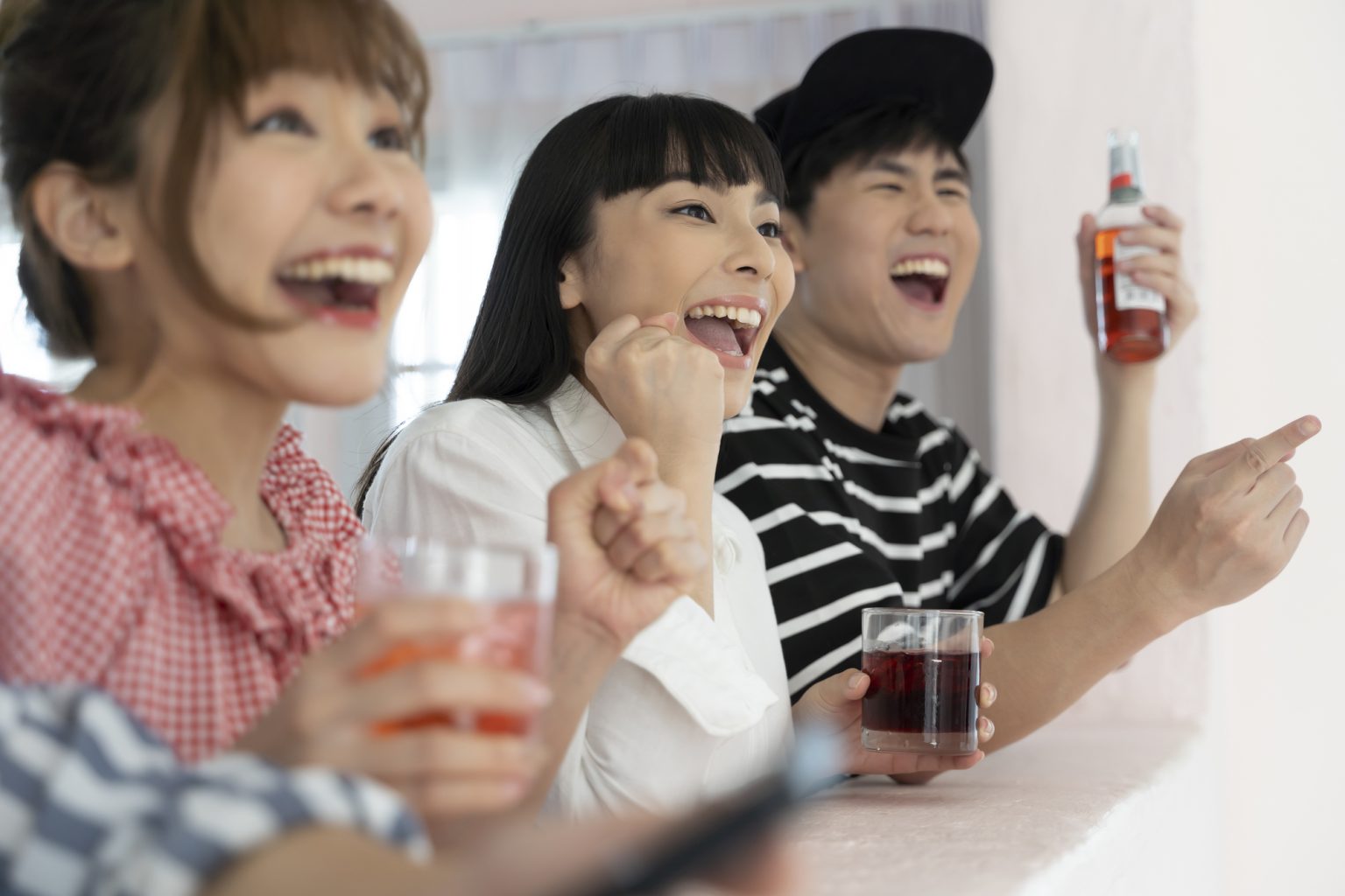 友人同士で盛り上がる様子