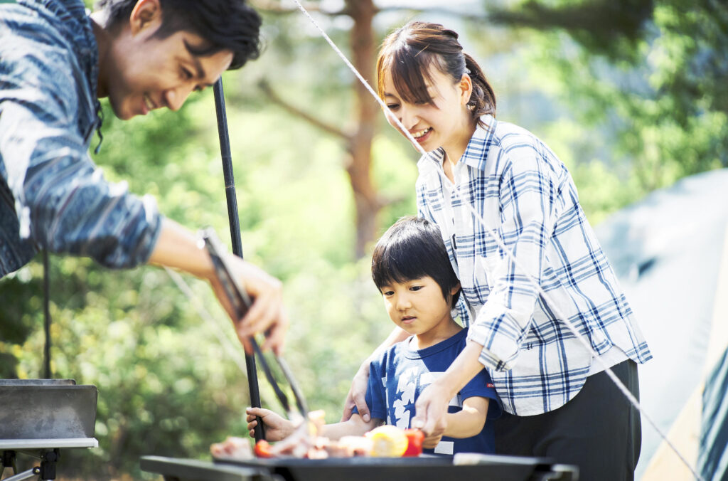 子どもと一緒にBBQを楽しむ様子