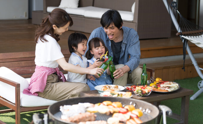 家族4人でBBQをする様子