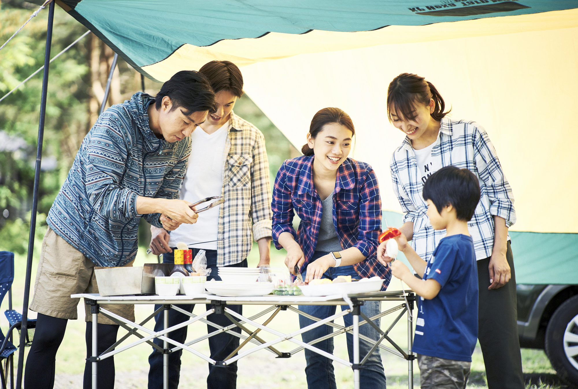 子どもとBBQをする様子