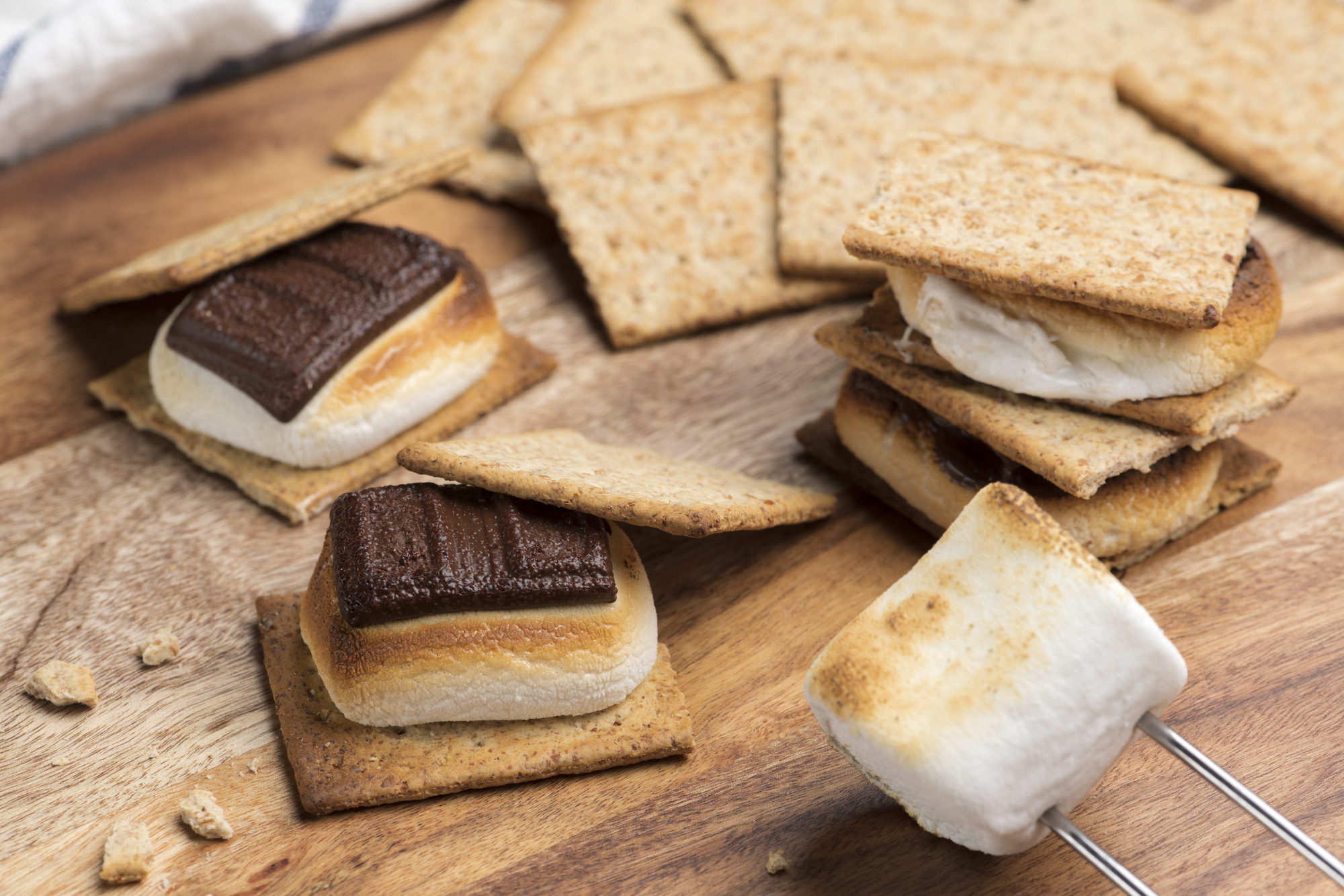 クラッカーでマシュマロとチョコを挟んだスモア