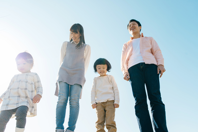 楽しそうな家族4人