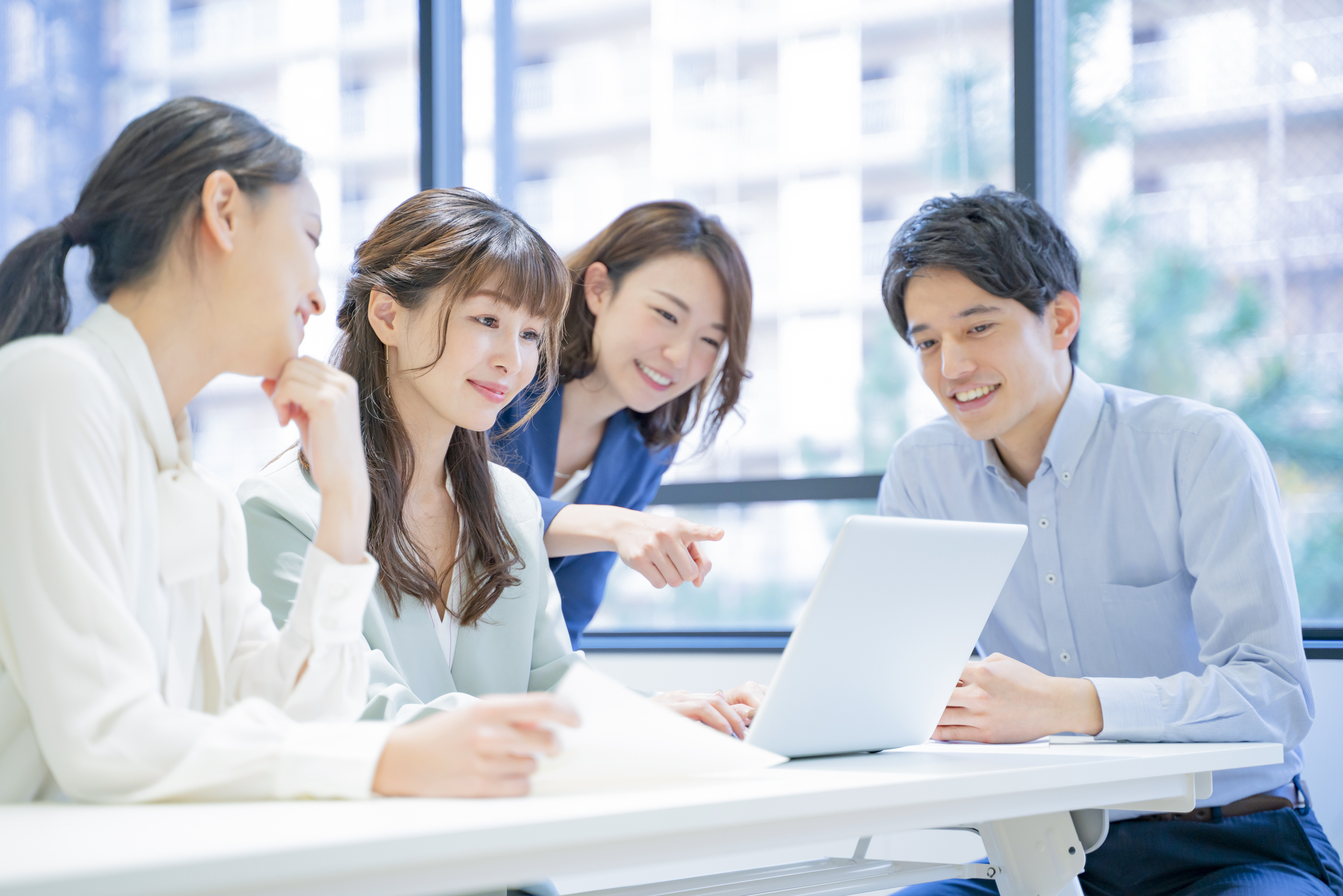 同僚同士で話し合う様子