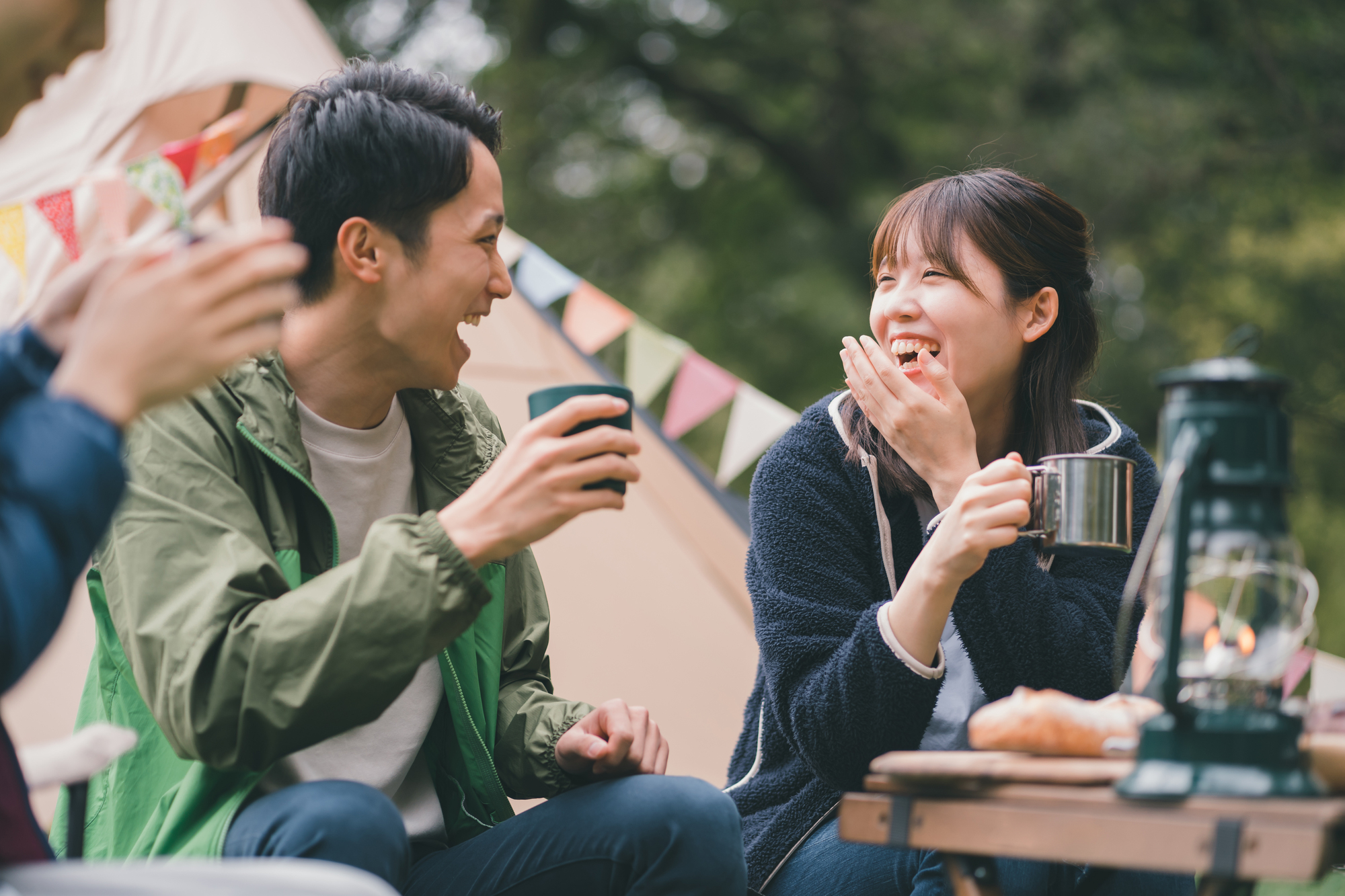楽しくおしゃべりをする男女