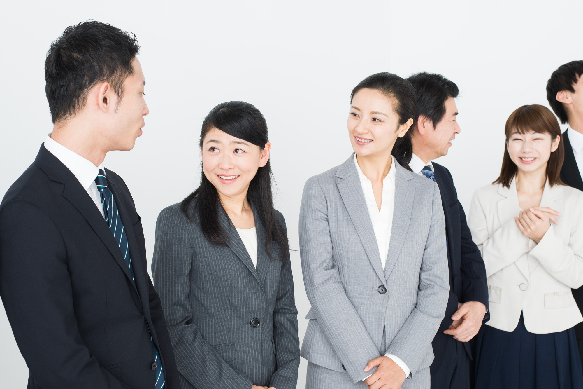 男性社員の話を聞く女性社員