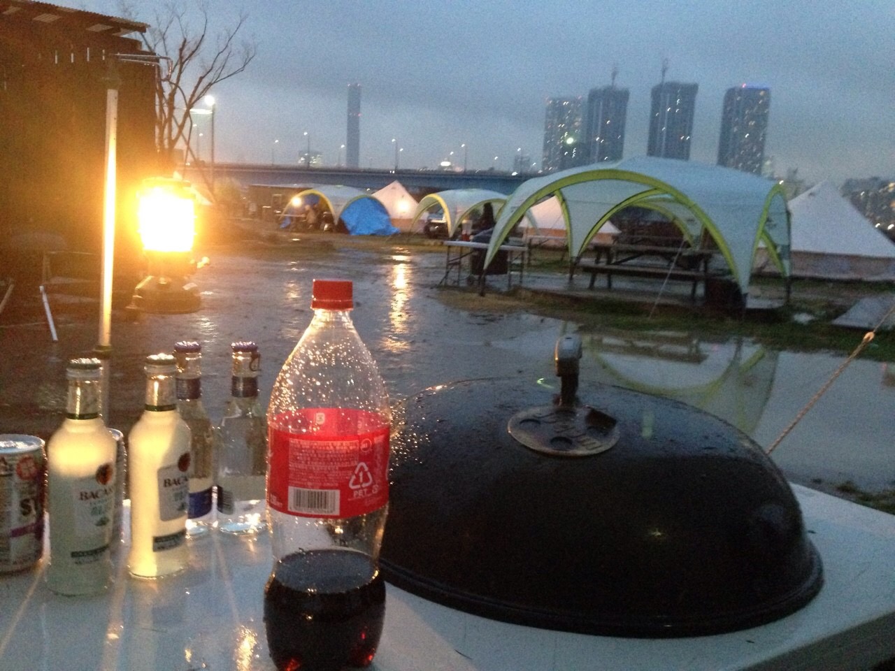 雨が降るキャンプ場のイメージ