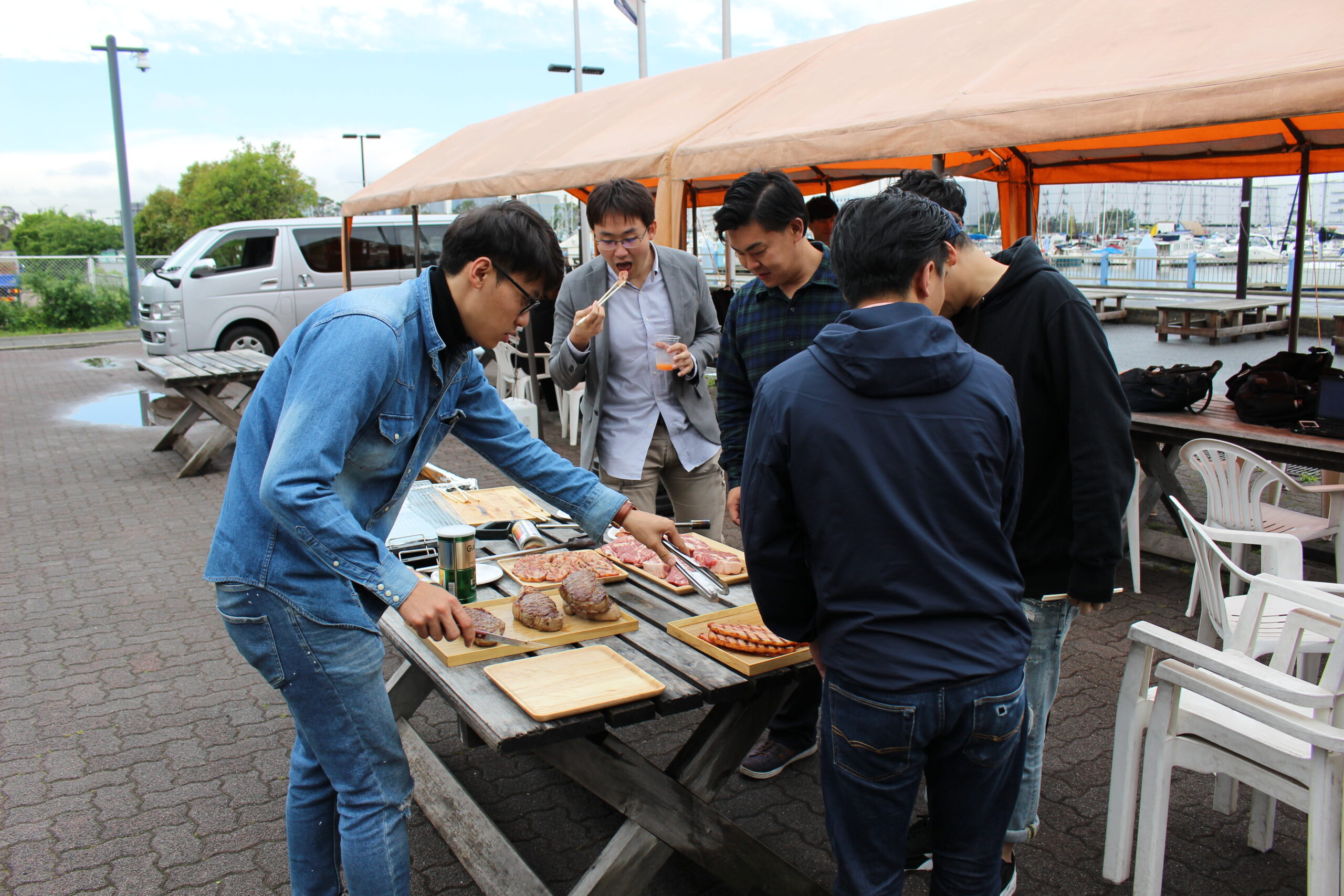 野外でBBQをする様子