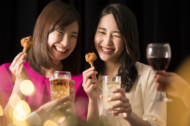 飲み会を楽しむ女子
