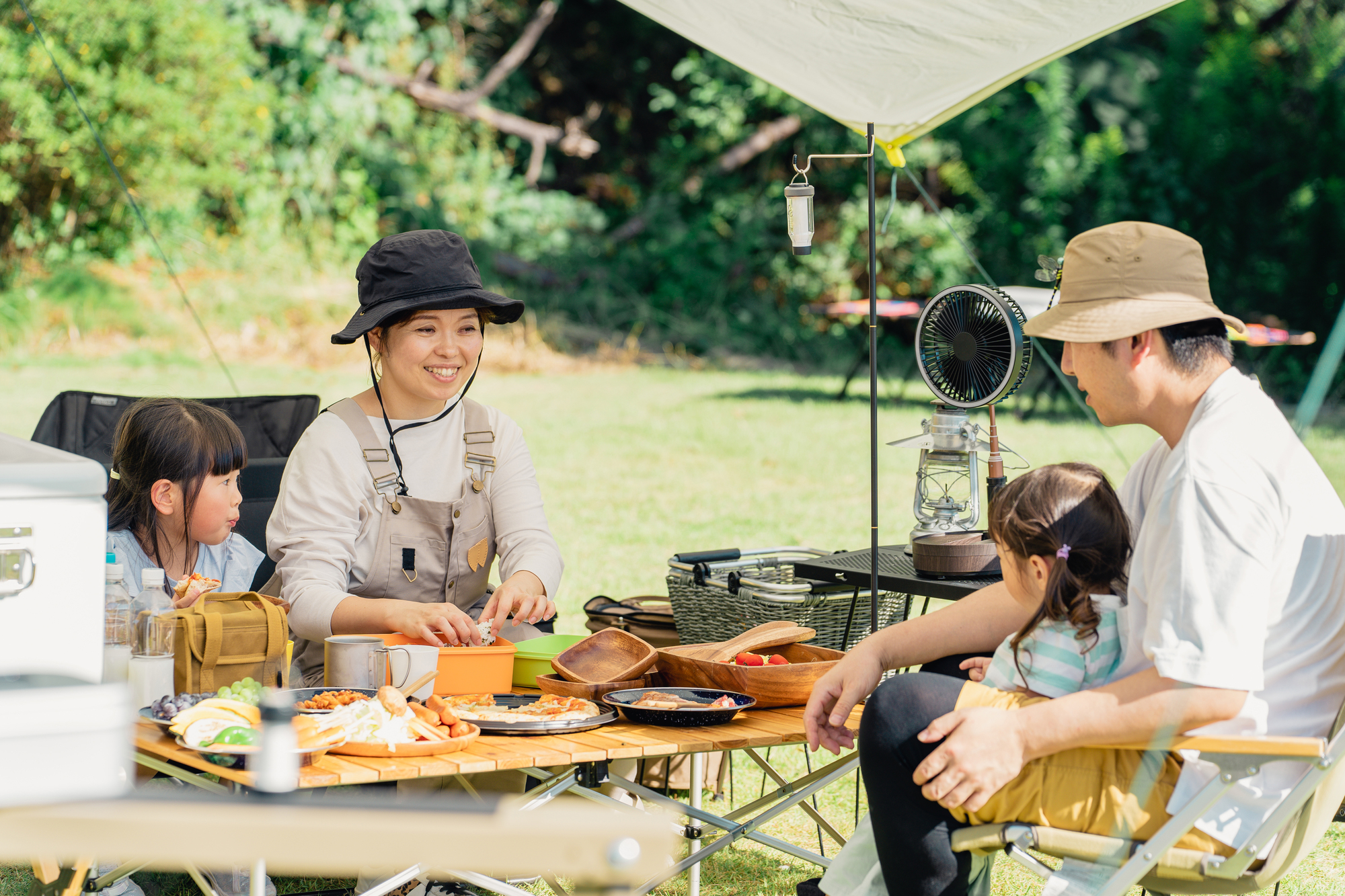 家族でBBQをする様子