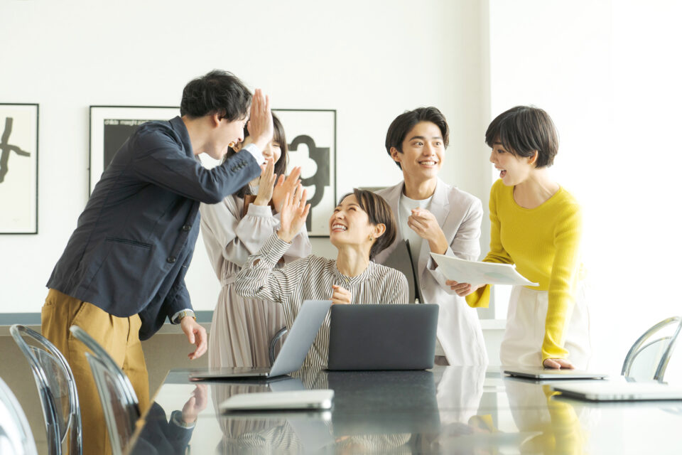 同僚同士で喜ぶ様子
