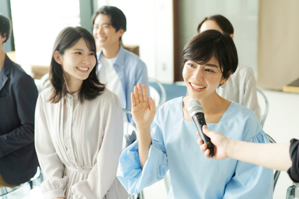 手を挙げて発言する様子