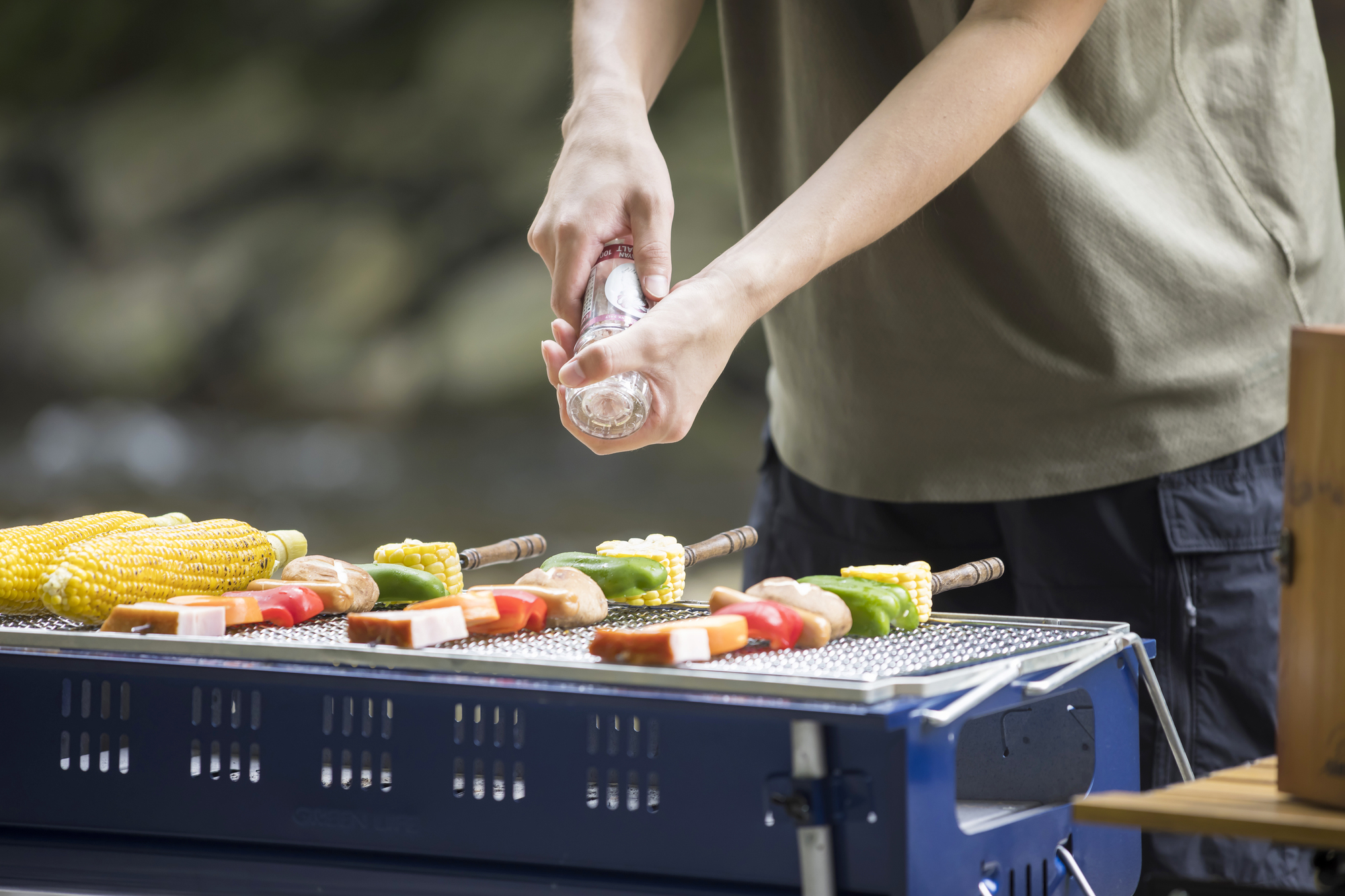 BBQの具材に味付けをしている様子