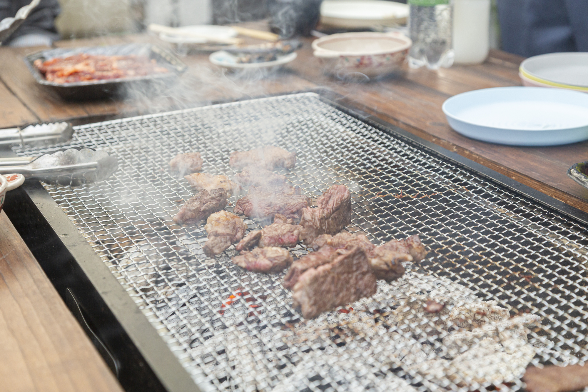 焼肉をする様子
