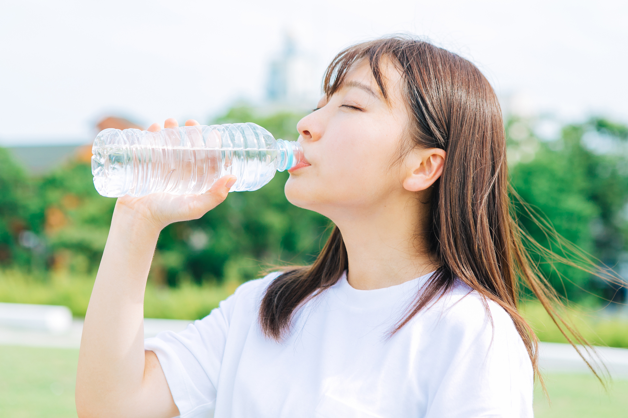 水分をとる女の子