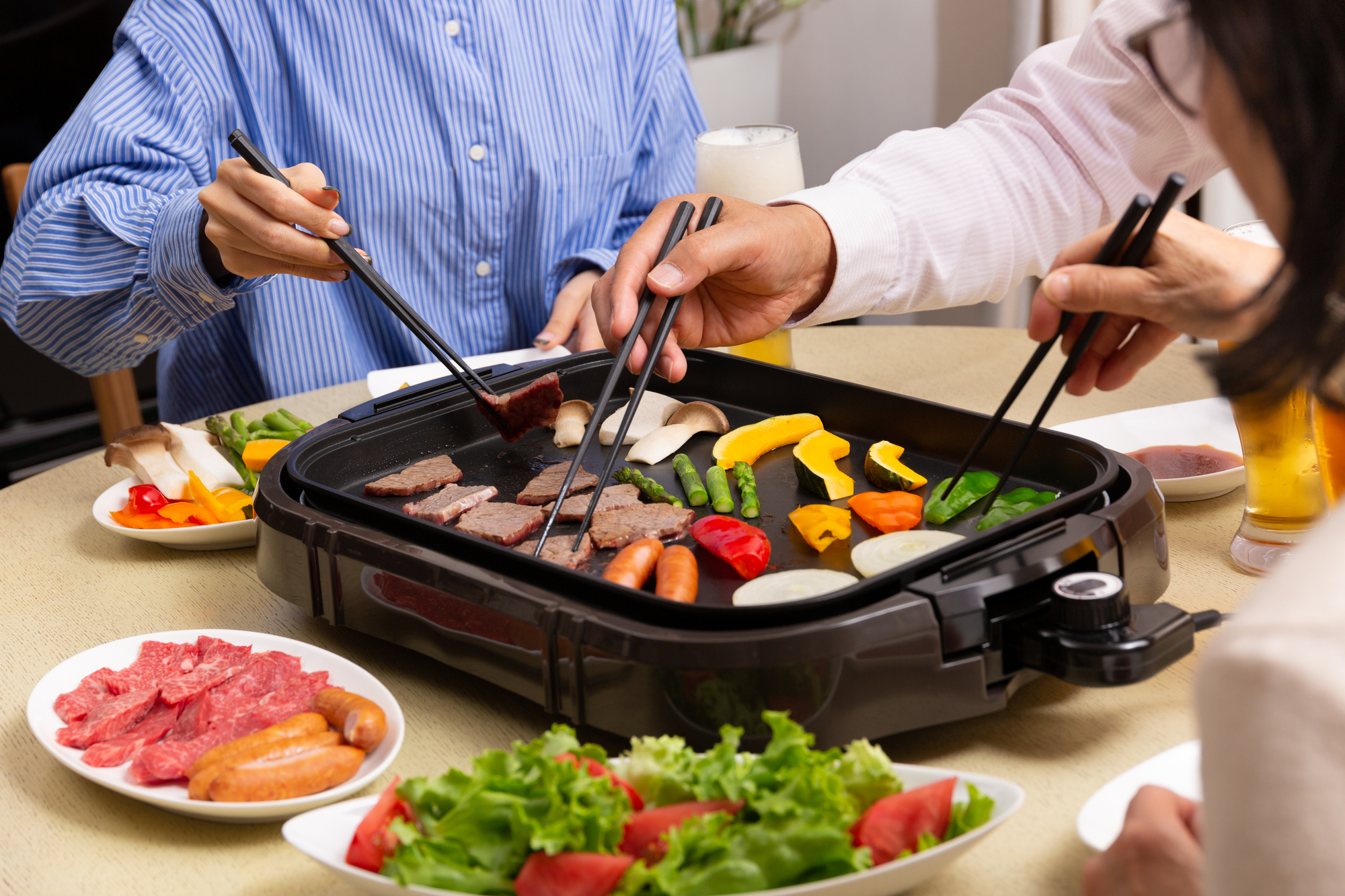 家の中で焼肉を楽しむ様子