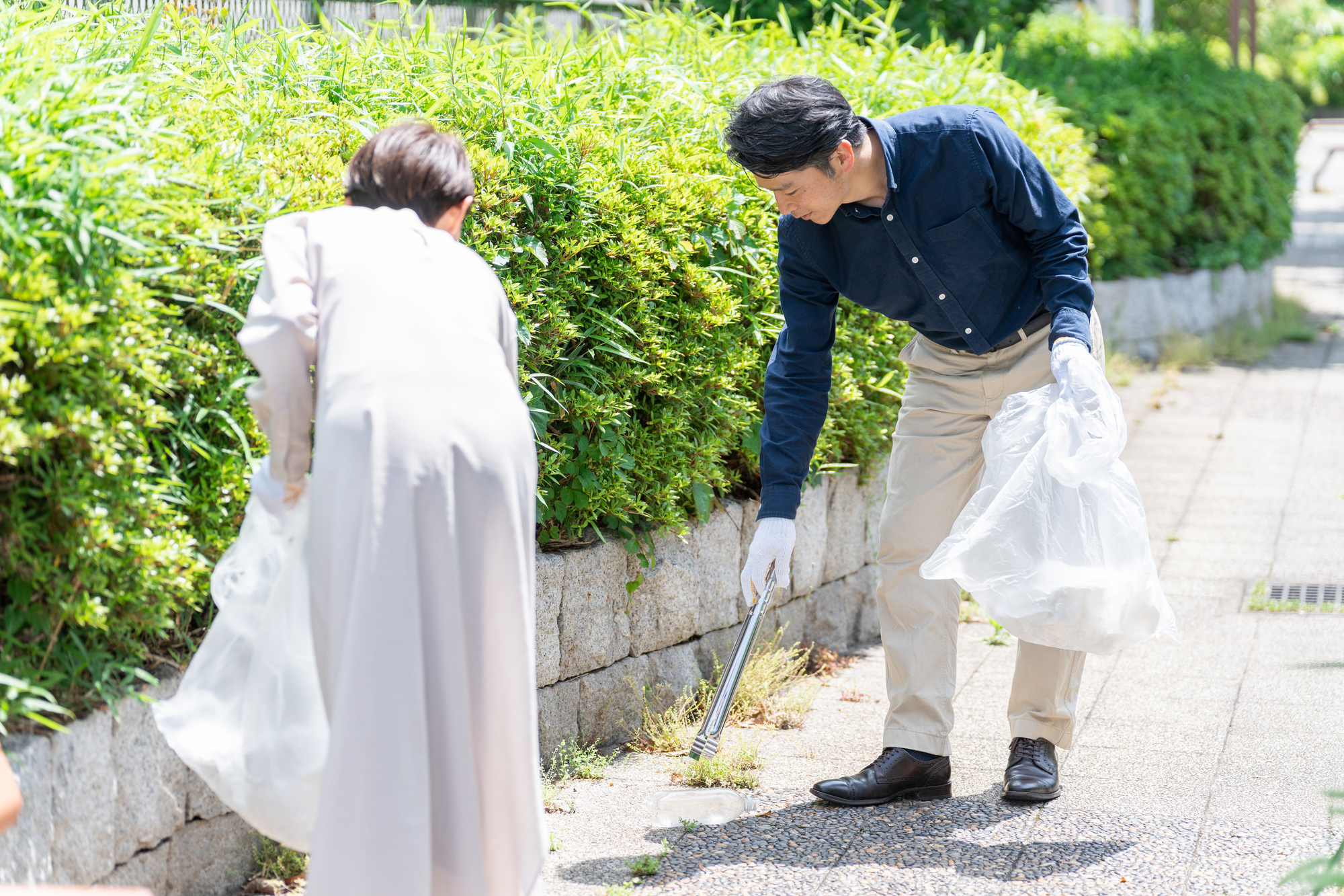 ボランティアでゴミ拾いをする人々