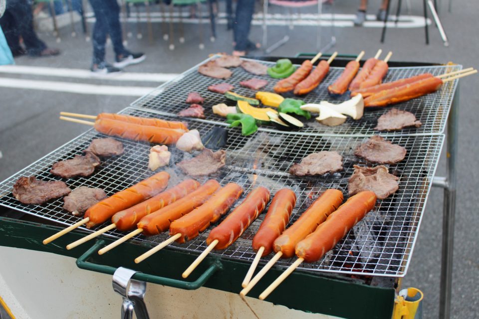BBQで食材を焼く様子